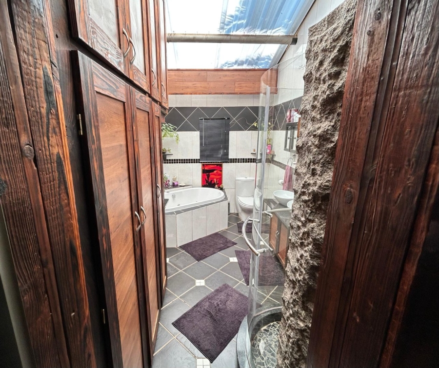 5 Bedroom Property for Sale in Mooinooi North West